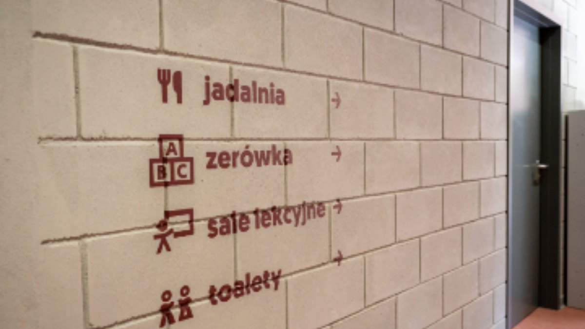 16 школ Варшавы станут доступнее: лифты, пандусы и индукционные петли на 32,6 млн злотых