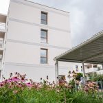 В Ваве заселили новый дом: 40 коммунальных квартир с балконами и библиотекой на первом этаже