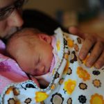 Заключённого привезли в роддом Слупска, чтобы он обнял новорождённую дочь: 30 минут «кожа к коже»